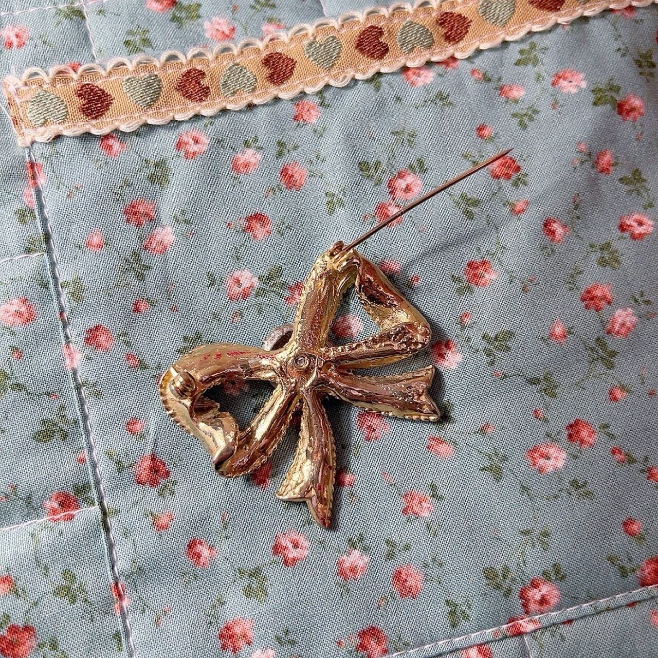 green ribbon silver brooch