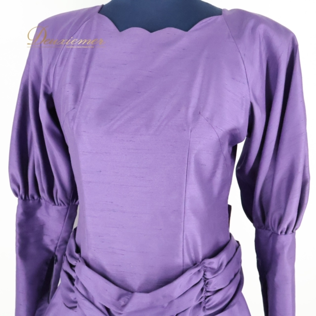 フラダンス 衣装 ワンピース ドレス パープル系 紫 無地 シンプル 光沢 長袖 リボン 華やか アロハ ハワイアン かわいい 鮮やか 高級感 上品 スカラップ フェスティバル 結婚式 パーティー イベント コスチューム ダンス 発表会 ドレッシー 素材感 上品さ 手入れ簡単 レディース おしゃれ コーディネート おすすめ