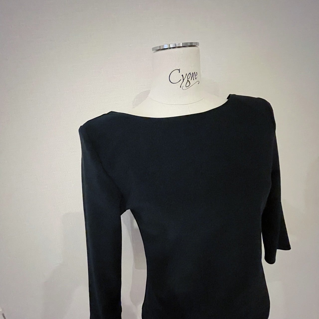 バックコンシャスパワショルトップス Lise ブラック | Cygne 