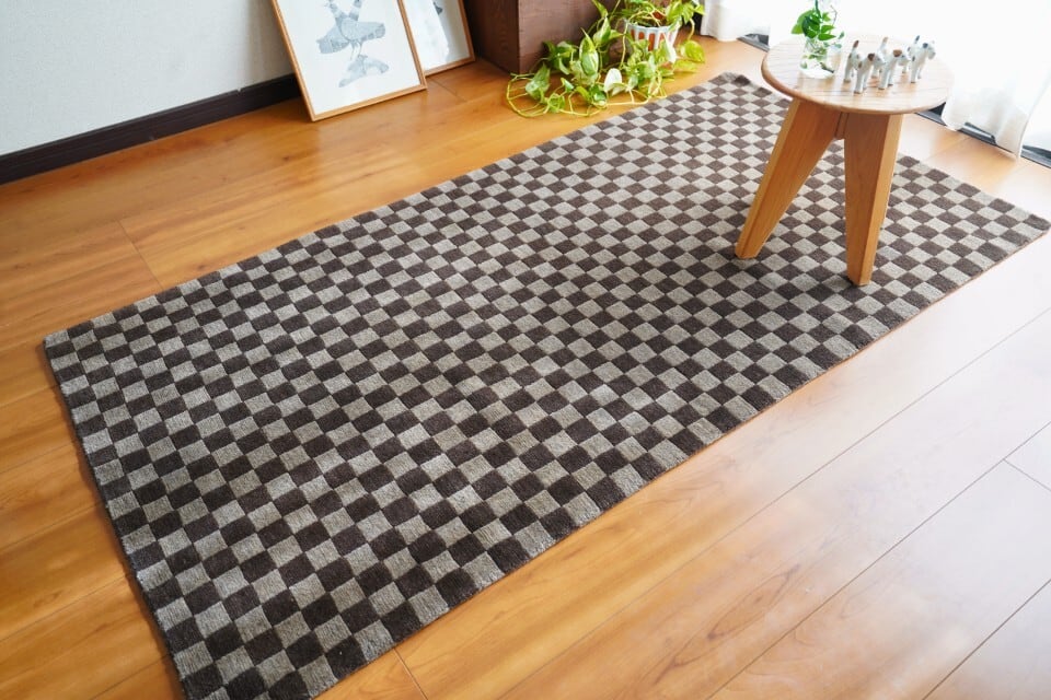 ナチュラルブラウンの洗練チェッカー_手織りランナーラグ 92×179cm
