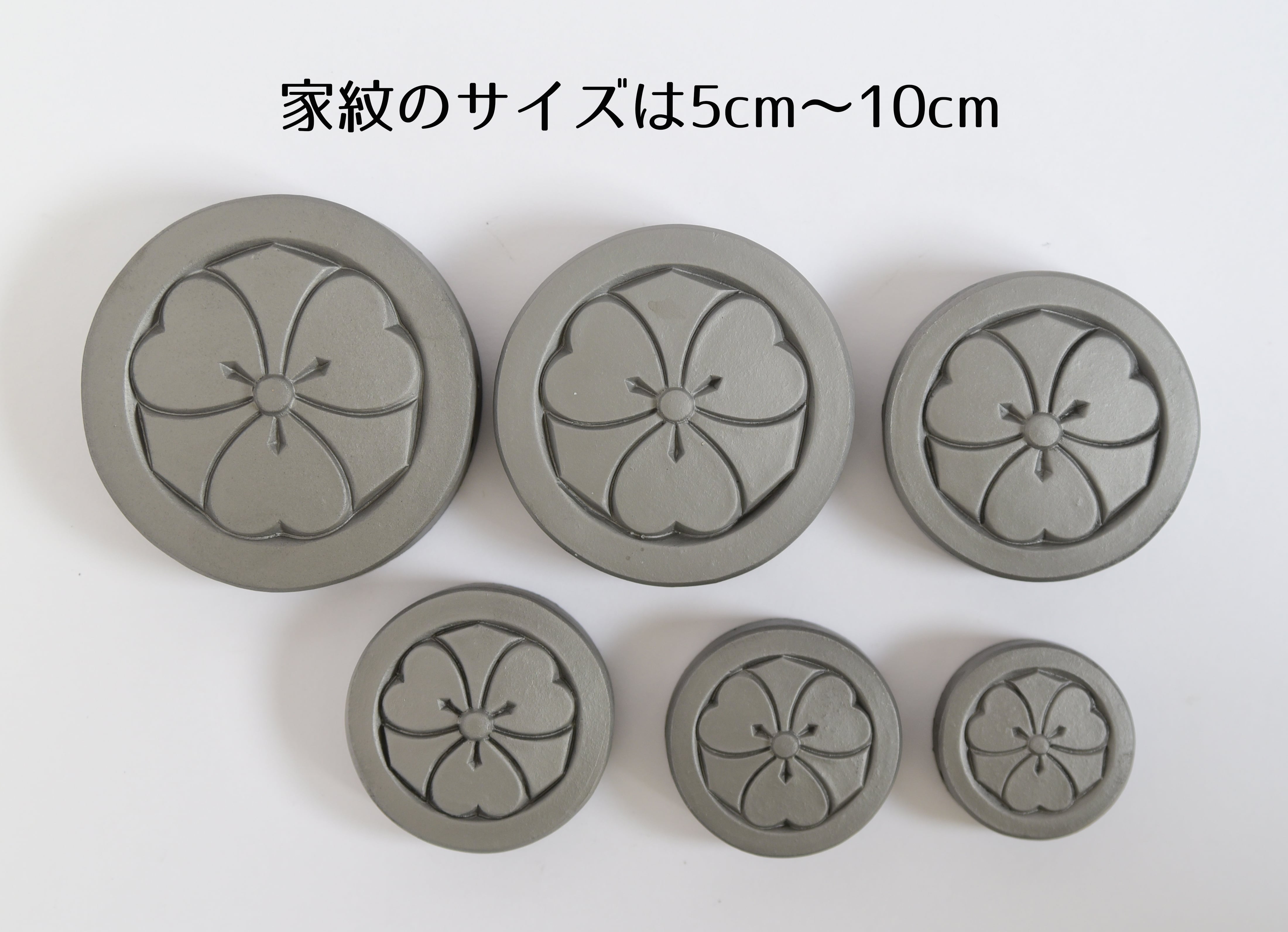 シルバー製。銀製。SILVER970。 ケース箱。家紋。丸に剣に片喰。約450g 家紋 丸に剣片喰 | Ibushi Gallery 瓦廊｜淡路島の鬼瓦工場から身近な