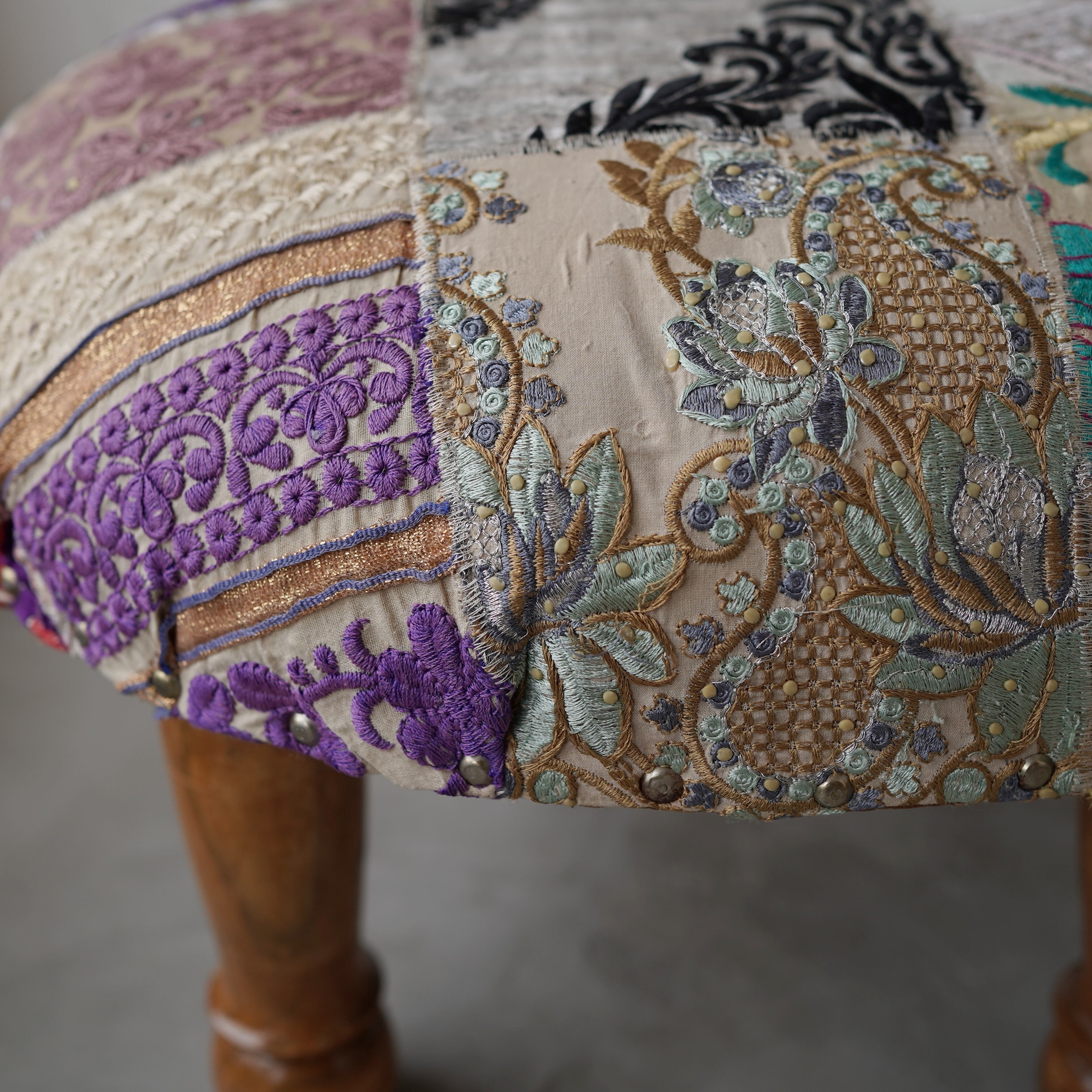 インドのパッチワークスツール ザリ刺繍⭐︎ヌキテパ　　　　　　　　パリヴィンテージ ザリ刺繍パッチワークスツール | Sweet Things