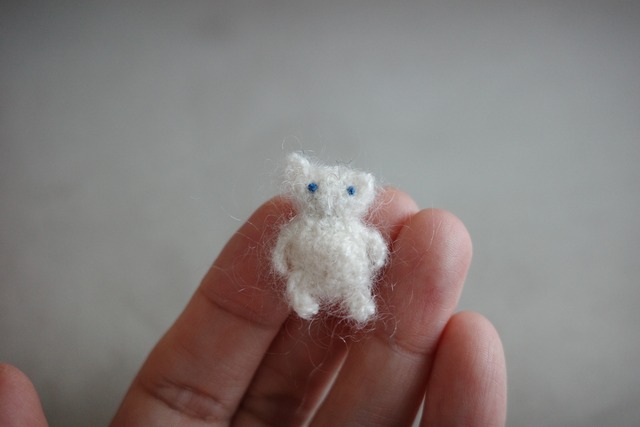 まんぷくな白猫(小さなふわふわ編みぐるみ)