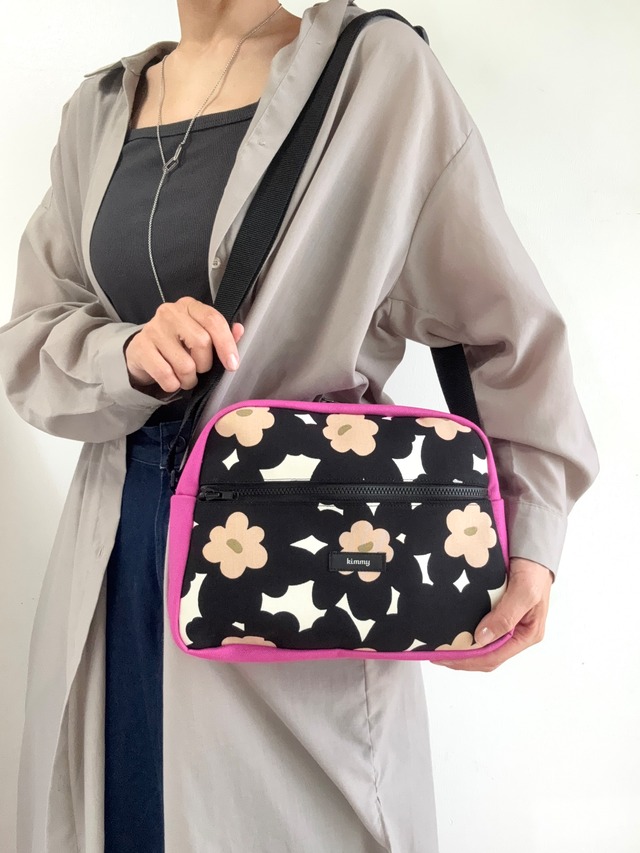 \NEW/ポシェッタ・大きめサイズ（ブラックフラワー）
