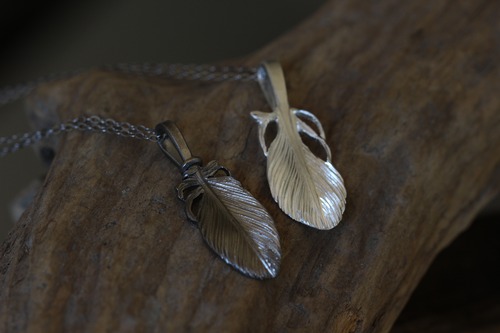 mini lucky feather necklace