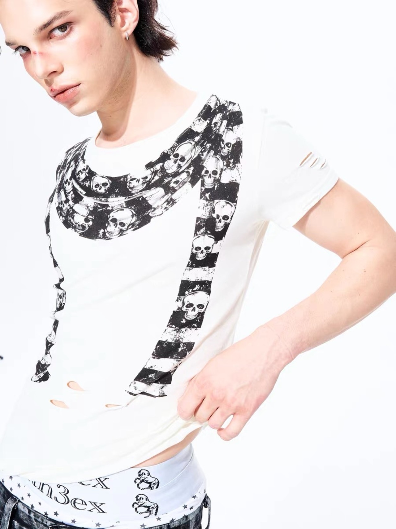 【Fourth3ex】Skull Scarf Graphic Distressed Slim Fit T-Shirt