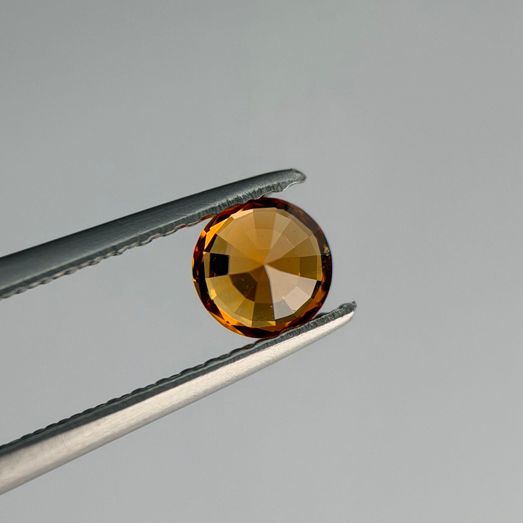 マンダリンガーネット 4.5x4.5x3.1mm, 0.54ct, ナイジェリア産