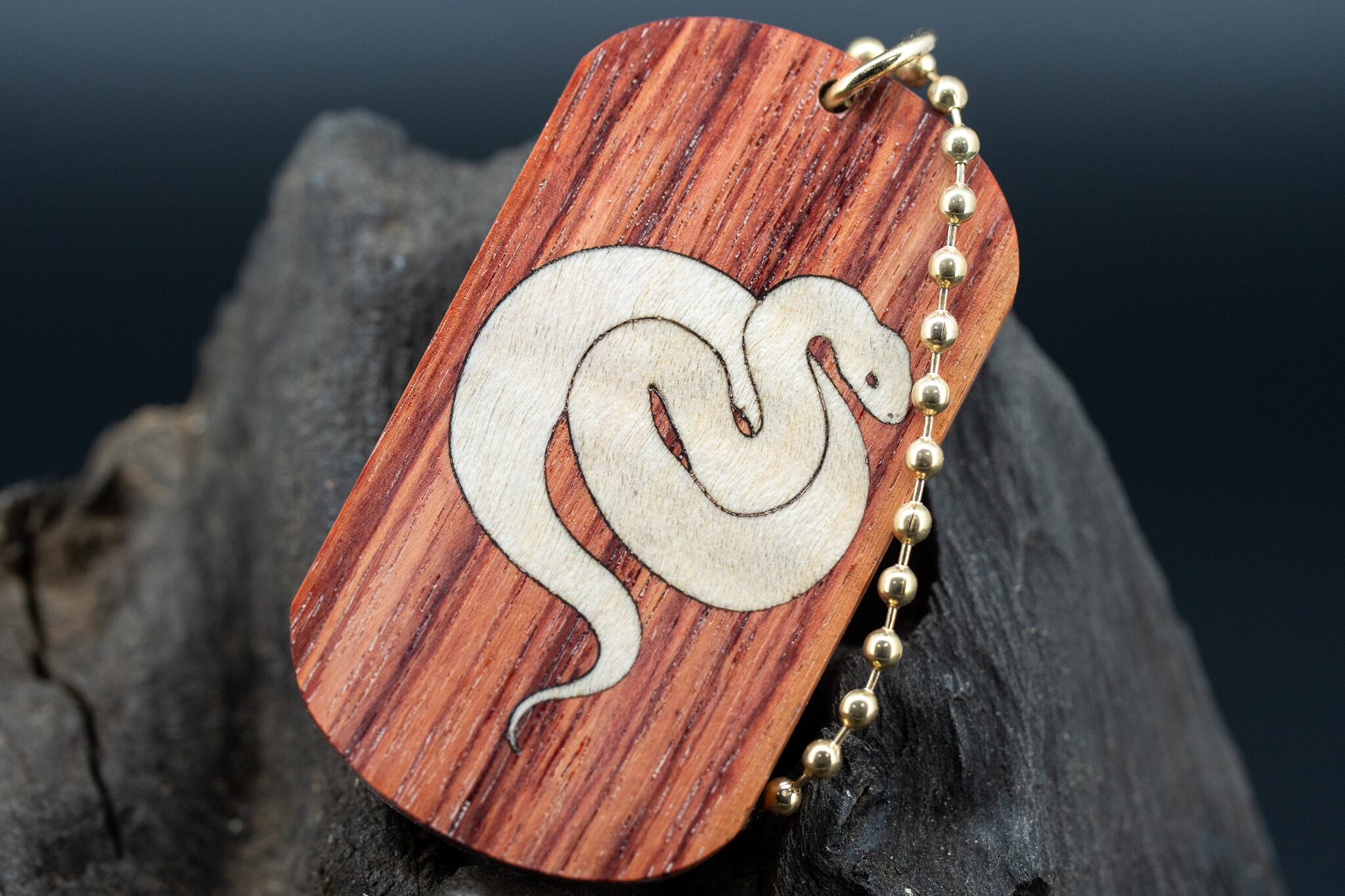 【 木材の女王】 チューリップウッド ドッグタグ 象嵌 干支タグ 乙巳