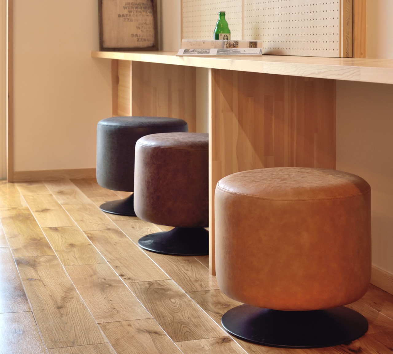 くるりと回転!ソフトレザーのラウンドスツール【ブラック】・画像8