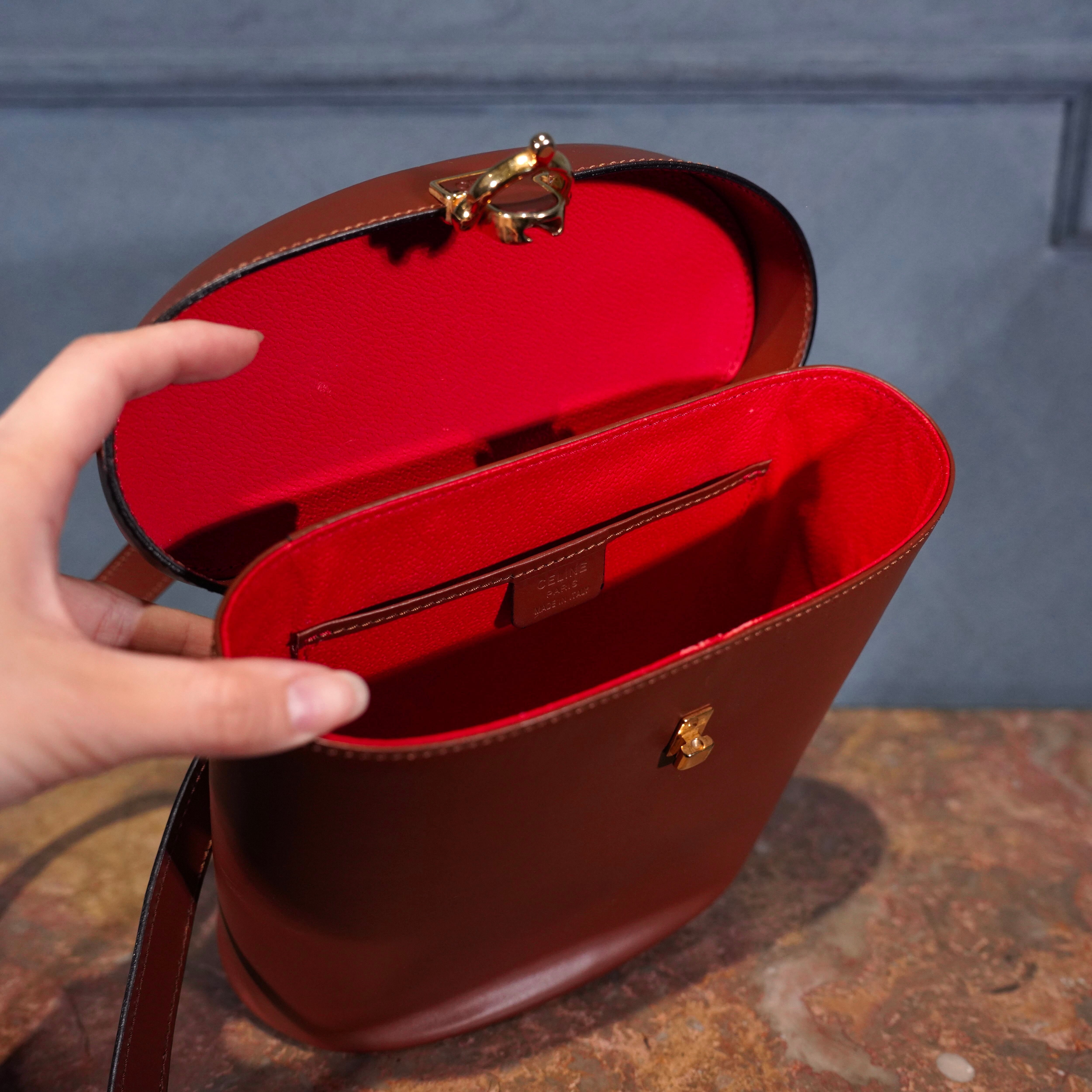 CELINE LOGO DESIGN LEATHER 2WAY SHOULDER BANITY BAG MADE IN ITALY CELINE LOGO DESIGN LEATHER 2WAY SHOULDER BANITY BAG MADE IN ITALY