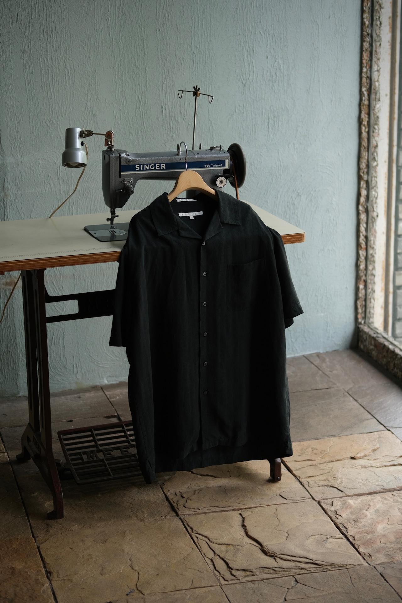 Utah/ 90's "PERRY ELLIS" geometric all silk open collar short-sleeve shirt
