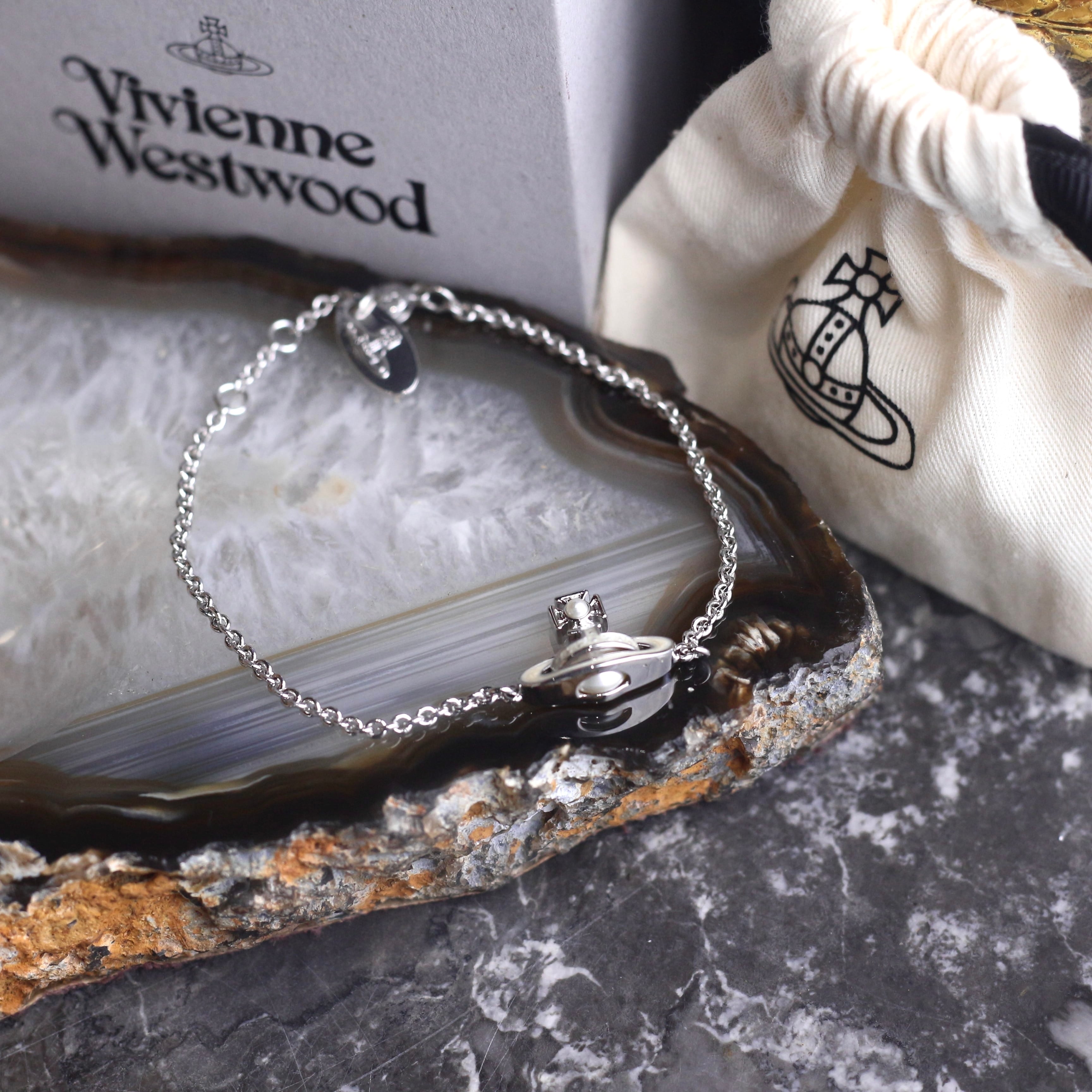 Vivienne Westwoodのオーブモチーフのパールブレスレット Vivienne Westwood ORB PEARL DESIGN BRACELET/ヴィヴィアンウエスト