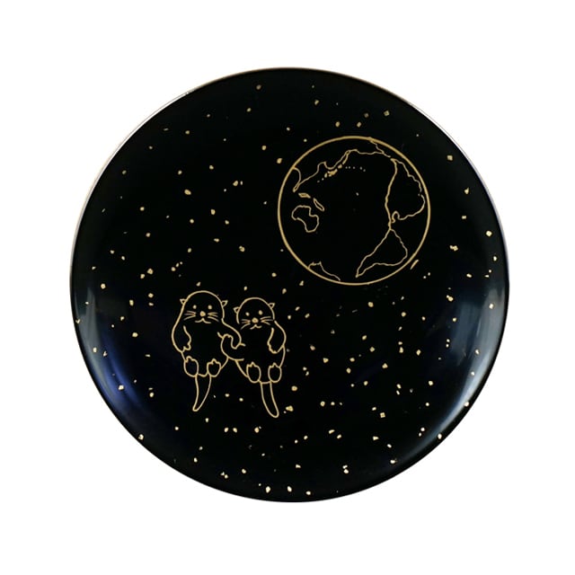 姫皿 宇宙でお昼寝～手をつなぐラッコ～ | 太陽漆器 オンラインショップ