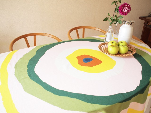 テーブルクロス　まるい模様