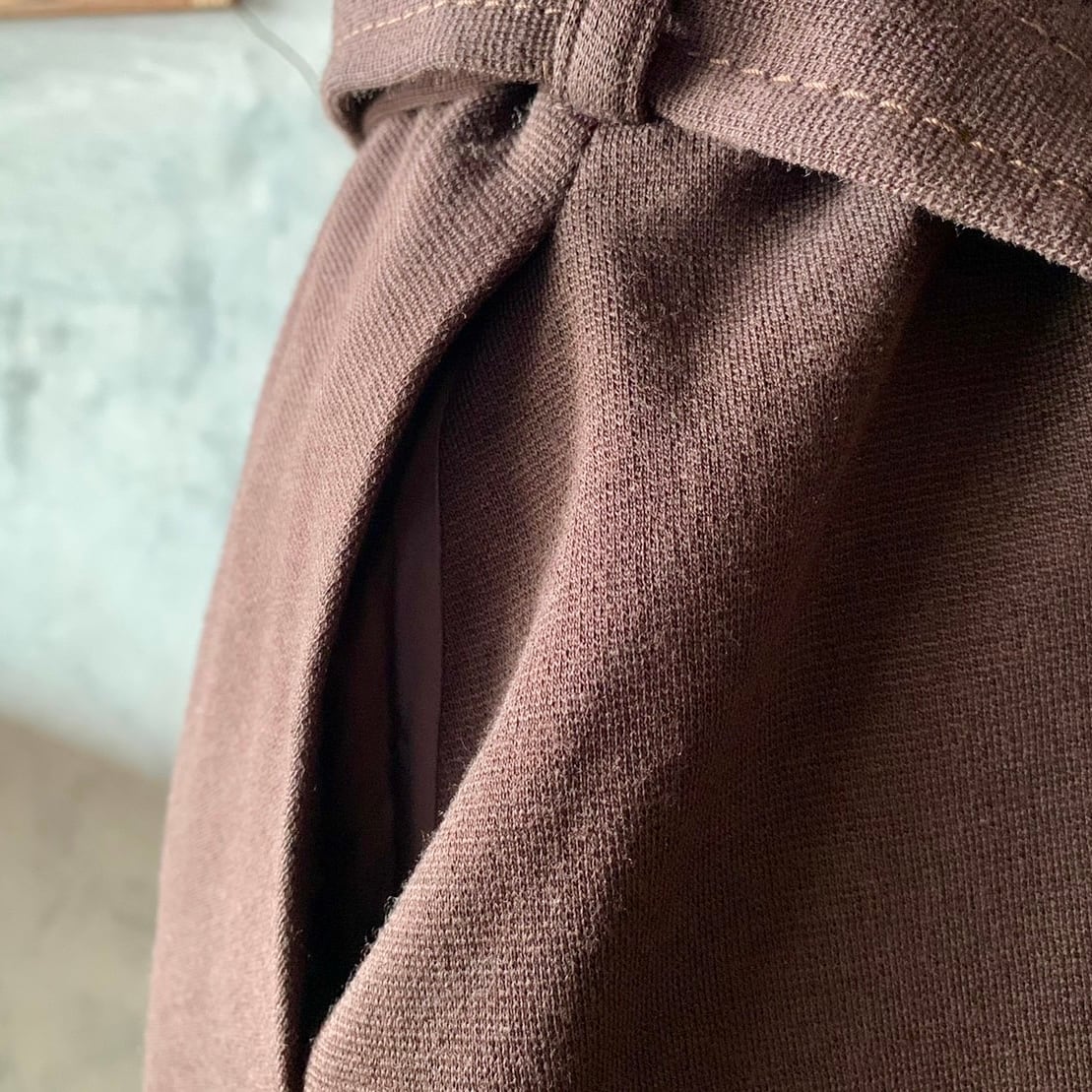 レトロなベルト付きダークブラウンコート | コルビジェ