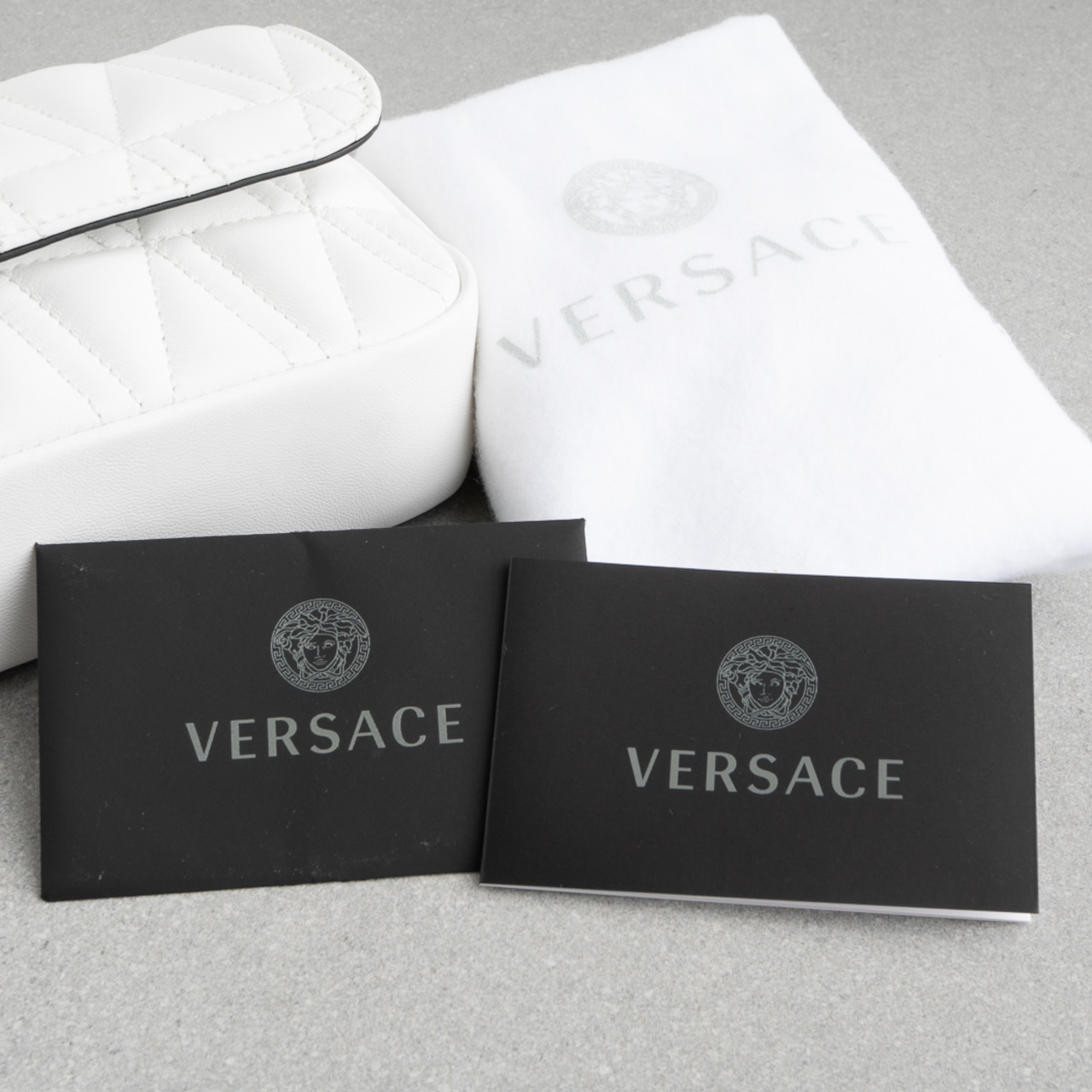 ヴェルサーチ ヴィルトゥス キルティング ショルダーバッグ