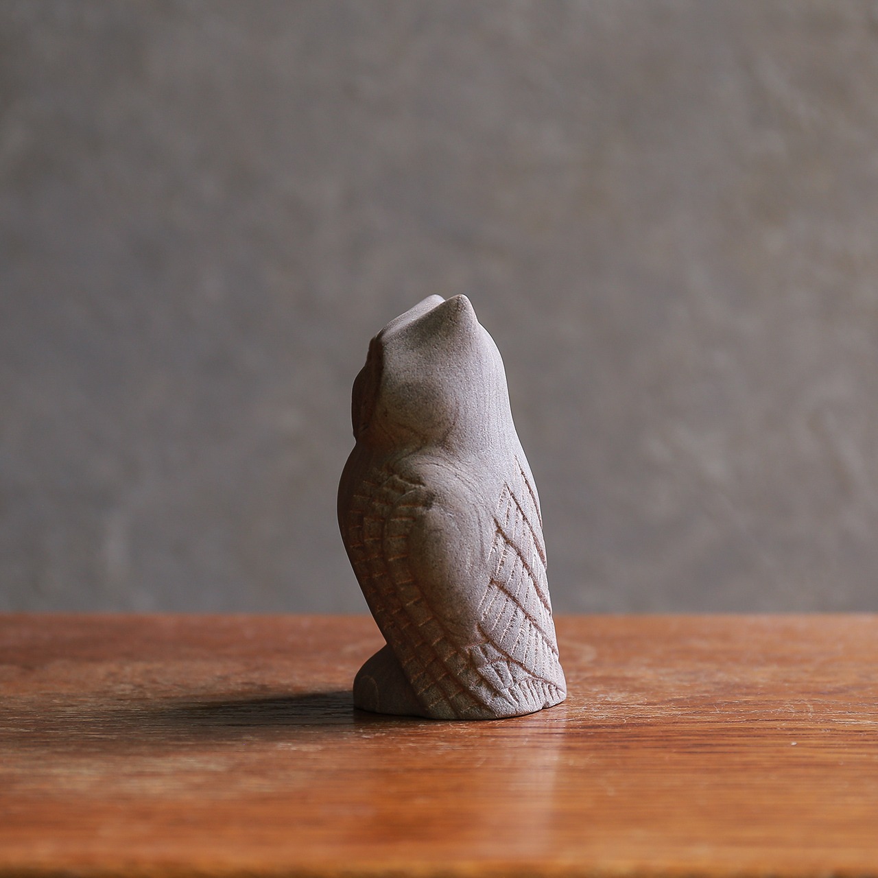 【ご成約品】上品に見つめる、石のフクロウ・コロンとした、木製の鳥(シルバー)