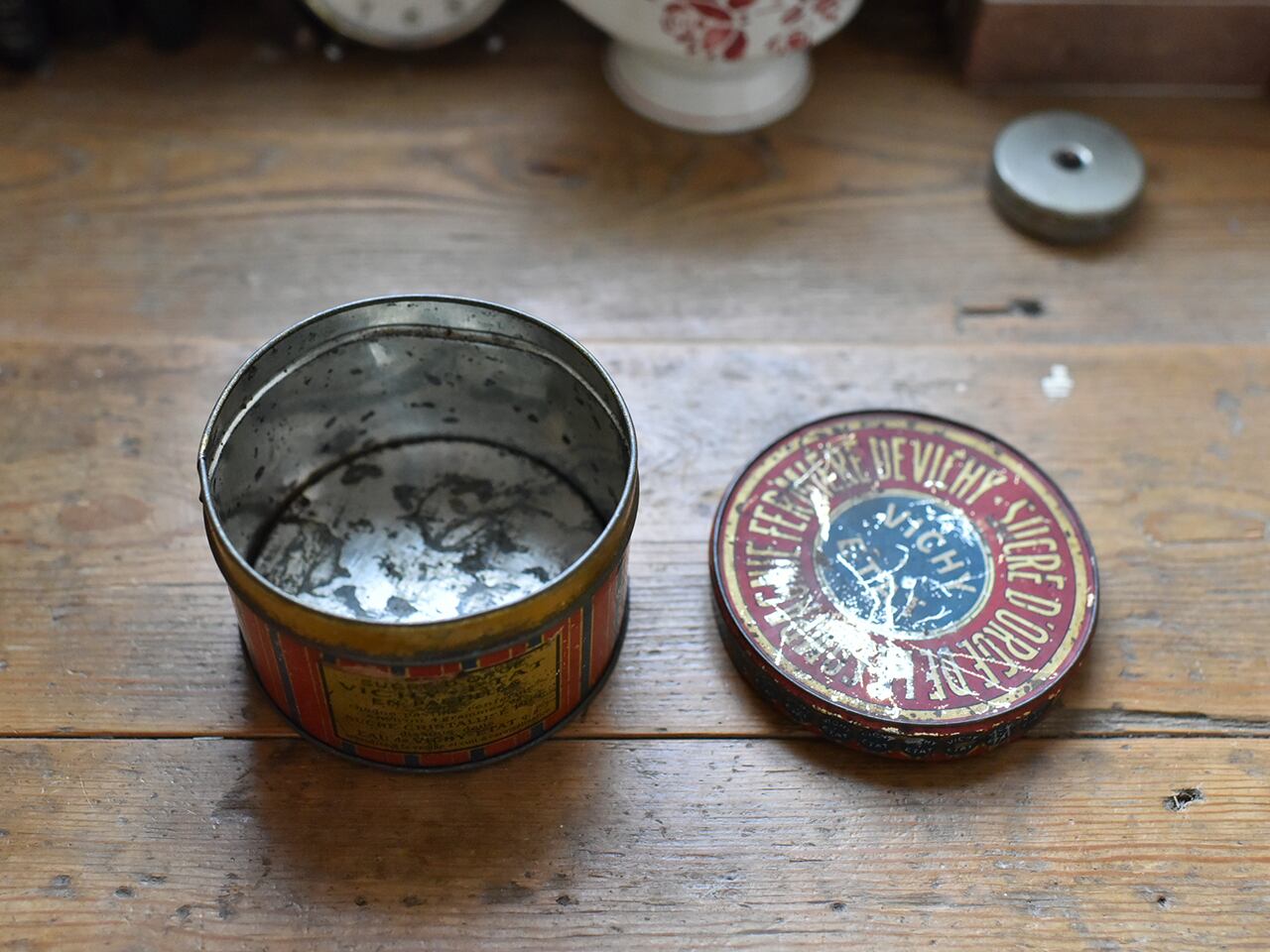 可愛い文字が入った丸いVichy-Etatティン缶 フレンチアンティーク