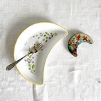 小皿  ラヴィエ　月形のプレート　手描き植物画　紫小花  ムーン　クレセントプレート　三日月形　12twdk4　