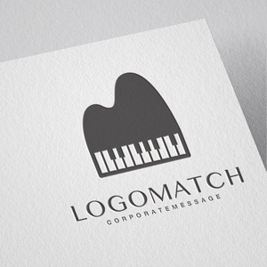 ピアノの音色が聞こえる山のロゴ