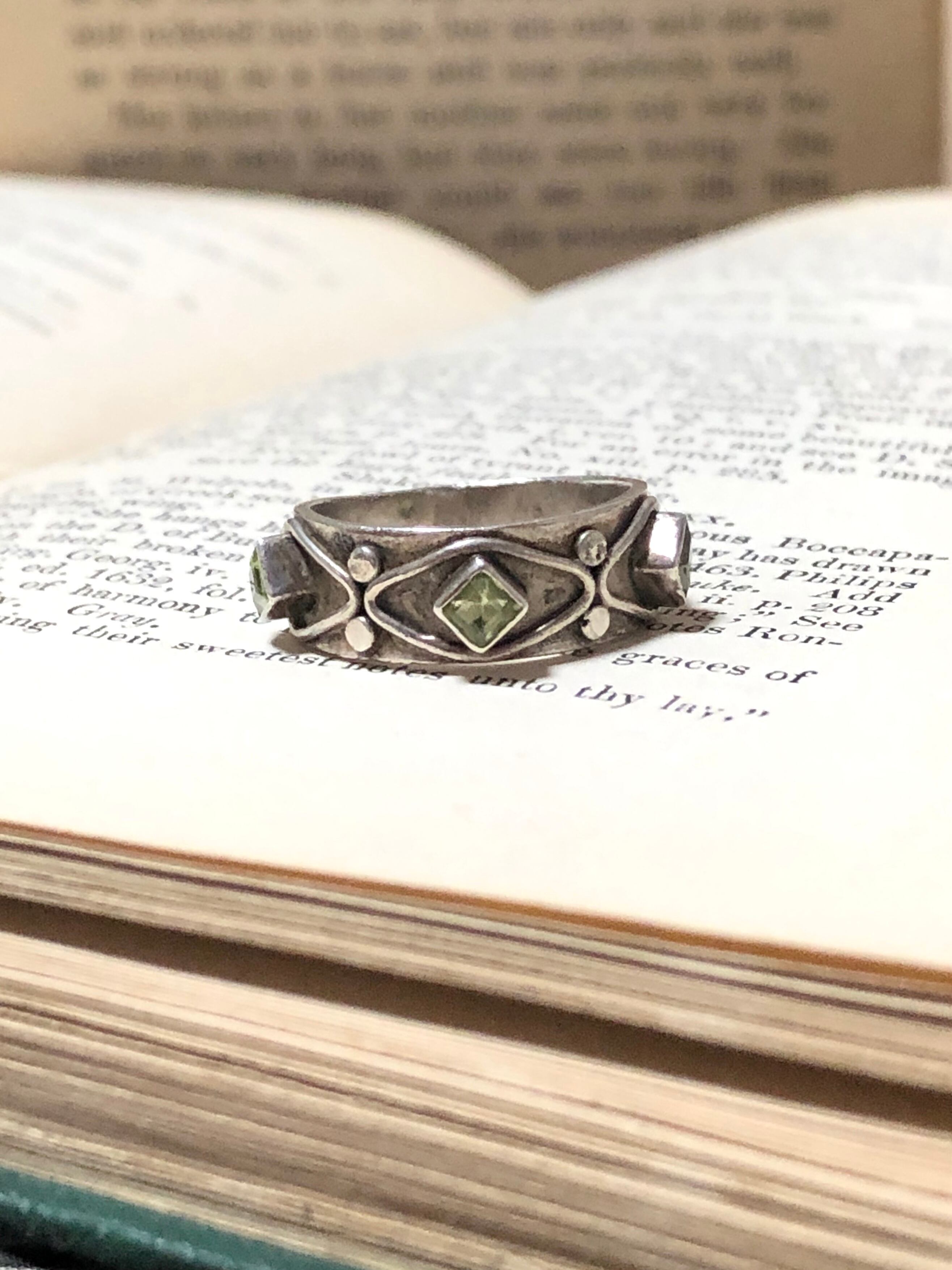 【Run Rabbit Run Vintage 】Greenglass ring