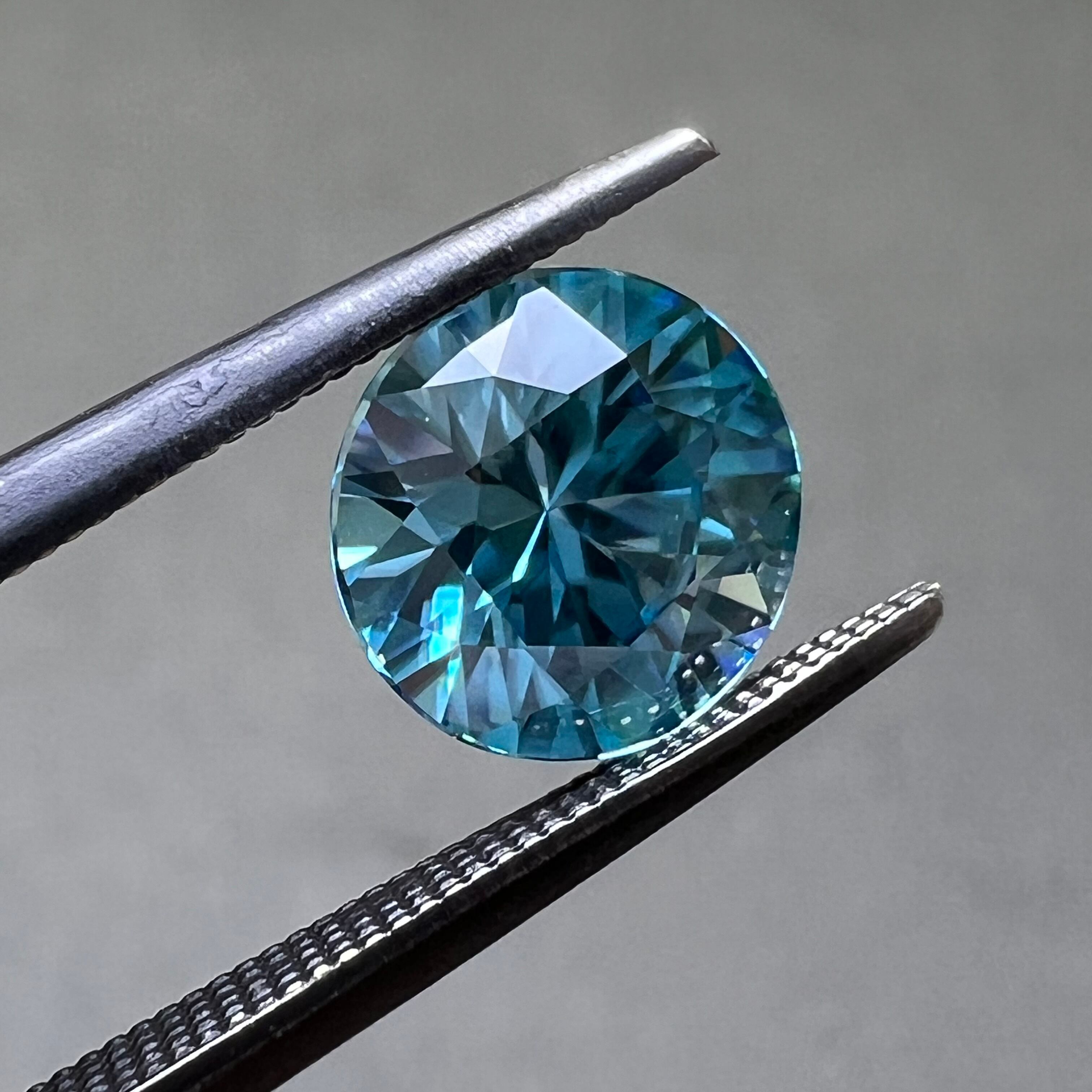 ブルージルコン 2.91ct 8.29mm ラウンドブリリアントカット ルース