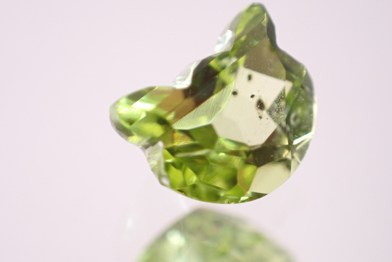 ペリドット(猫カット)　0.80ct　[D2-424]