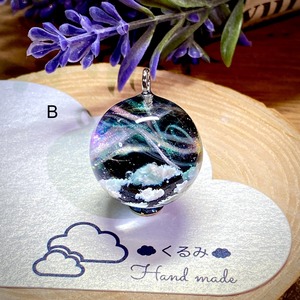 宇宙レジンペンダント  オーロラの空  まん丸 20mm B