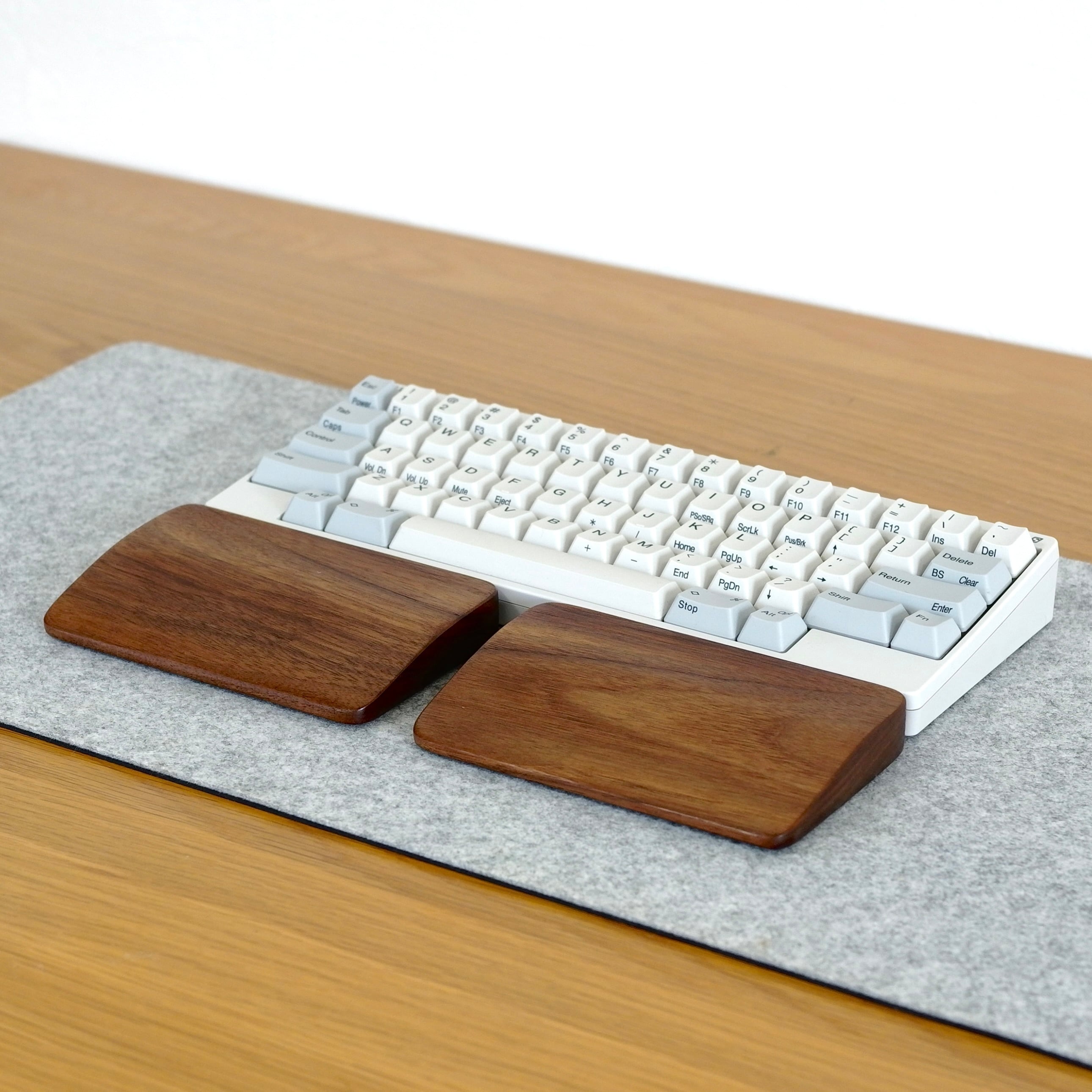 オーダー受付　ワンプレート型パームレスト　ウォルナット天板＆オスモカラー ｳｫﾙﾅｯﾄ無垢材】分割タイプリストレスト オスモオイル仕上げ | BE CRAFT