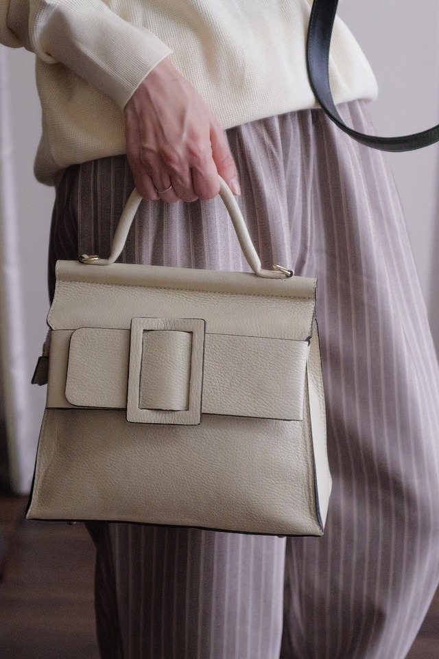 leather hand bag off white