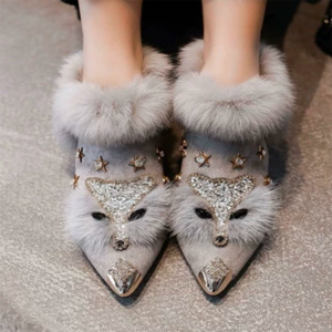 【送料無料】 ブーツ 2色 チャンキーヒール ローヒール ポインテットゥ キラキラ ビジュー きつね 裏起毛 厚手生地 裏地 スエード ふわふわ もこもこ ファー フォーマル エレガント 可愛い 大人可愛い きれいめ シンプル カジュアル シック コンサバ 華やか 大人 上品 おしゃれ 主役級 こなれ感 高級感 無地 冬 防寒 温かい 30代 40代 デート お出かけ 女子会 お呼ばれ 授業参観 パーティ 結婚式 二次会 垢抜け ファッション コーデ スタイル 楽ちん 歩きやすい 美脚 脚長 定番