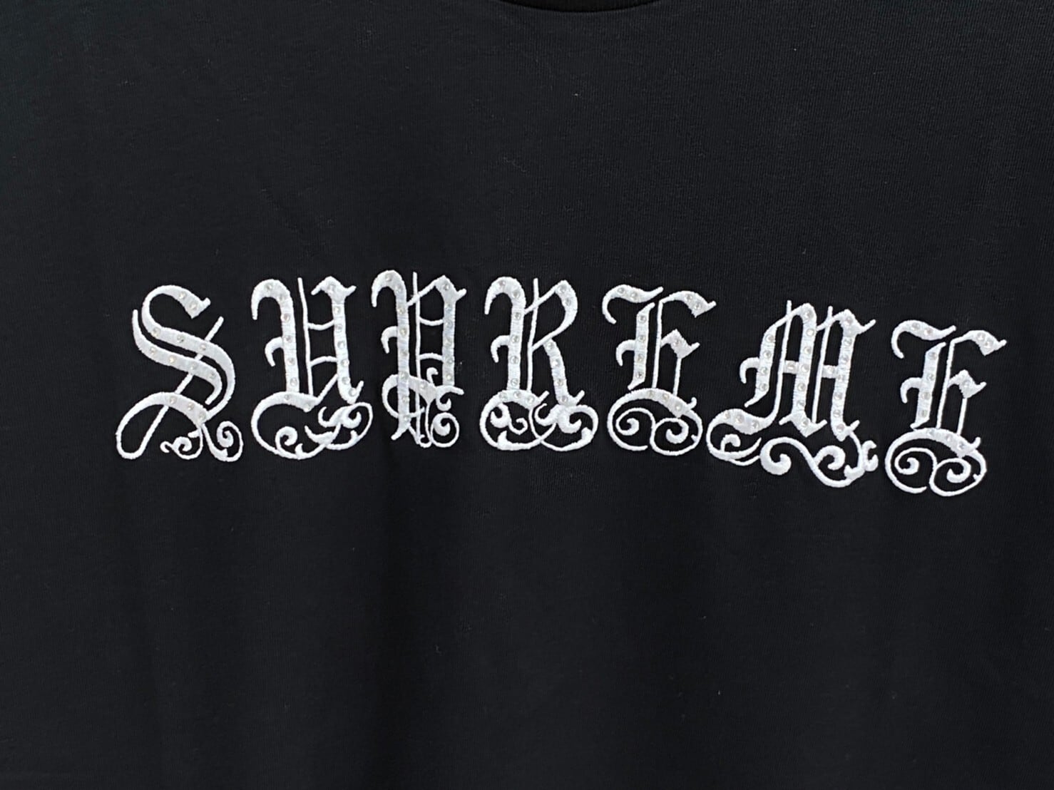 Supreme OLD ENGLISH RHINESTONE SS TOP MEDIUM BLACK 117669 | BRAND 