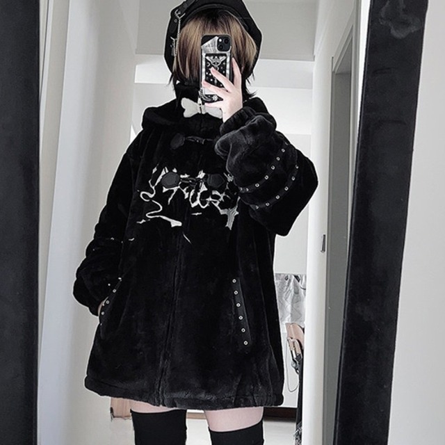 ゴシック×サブカル系 フード付きボアアウター｜病みかわ・地雷系コーデ対応 オーバーサイズ冬アウター｜天使と悪魔