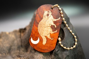 【 深紅の銘木 】老紅木 ドッグタグ 象嵌 三日月とたぬき