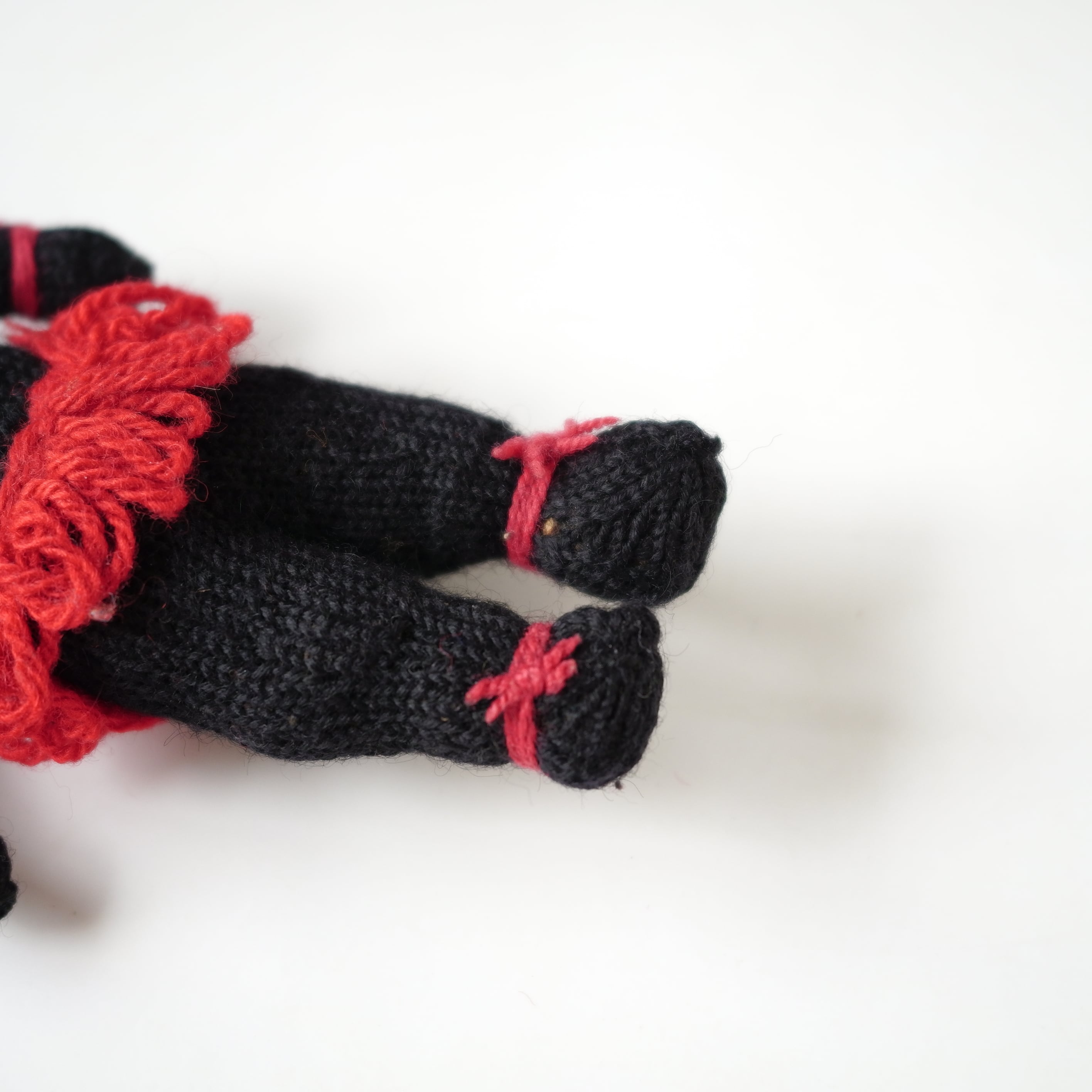 希少 極美品✤ ヒューマンメイド ウールクッション レッド ブラック 赤 黒 Handmade Doll | troldhaugen antiques ｜ 北欧アンティーク・古道具