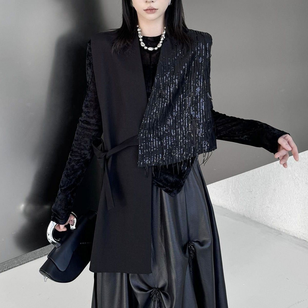BLACK SEQUINS TRIMMED V-NECK ASYMMETRIC VEST JACKET 1color M-16076
