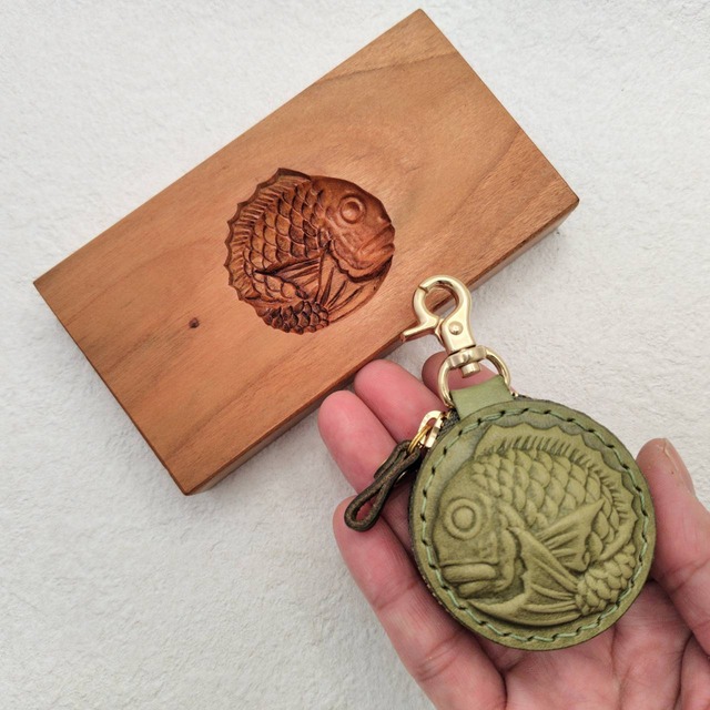 オール抹茶色の丸鯛くん（裏面：青海波）