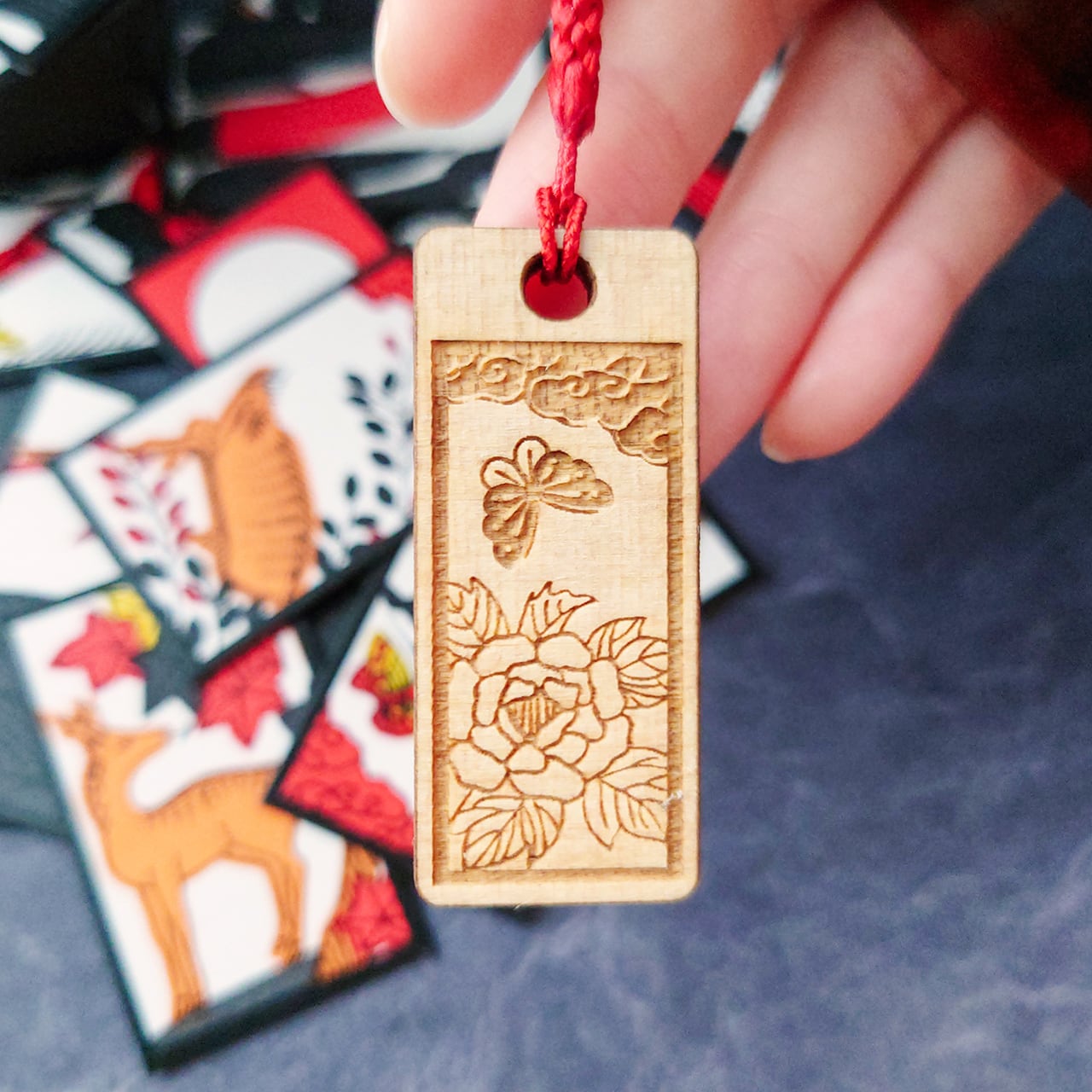花札の木札の根付-牡丹に蝶- | をりをり-woriwori-