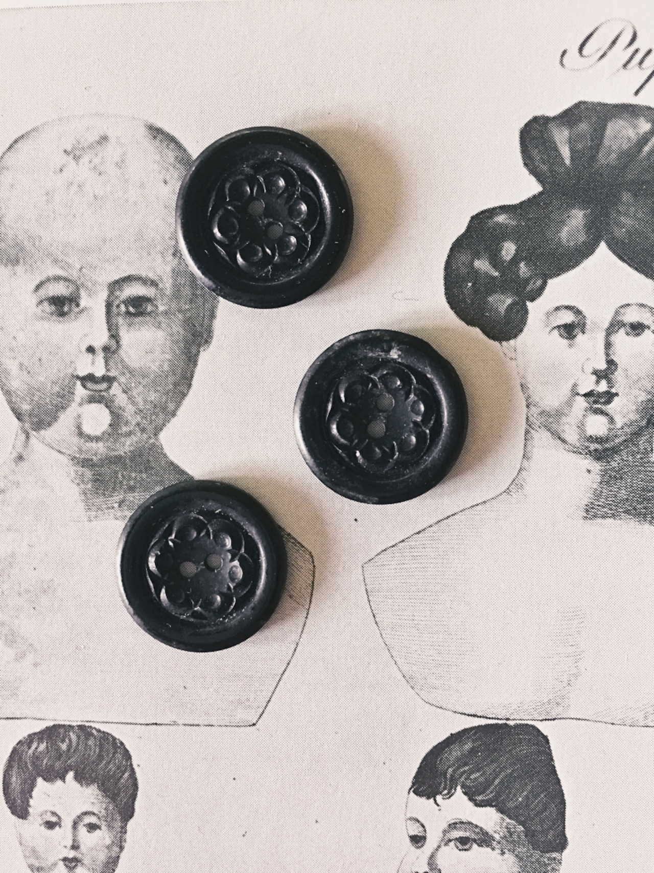 フランス 1900s 幾何学の黒花とgalalithe製ボタンセットd アンティーク