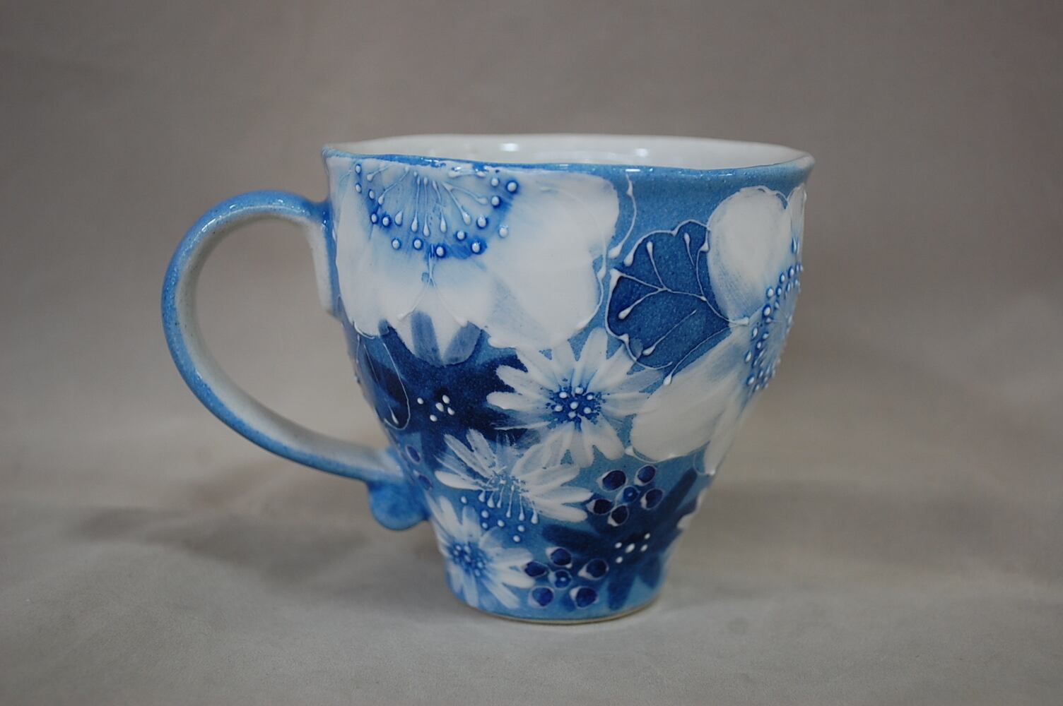 ゆずりは工房 藍彩白絵花マグ | 茶道具・趣味の陶器 萬谷