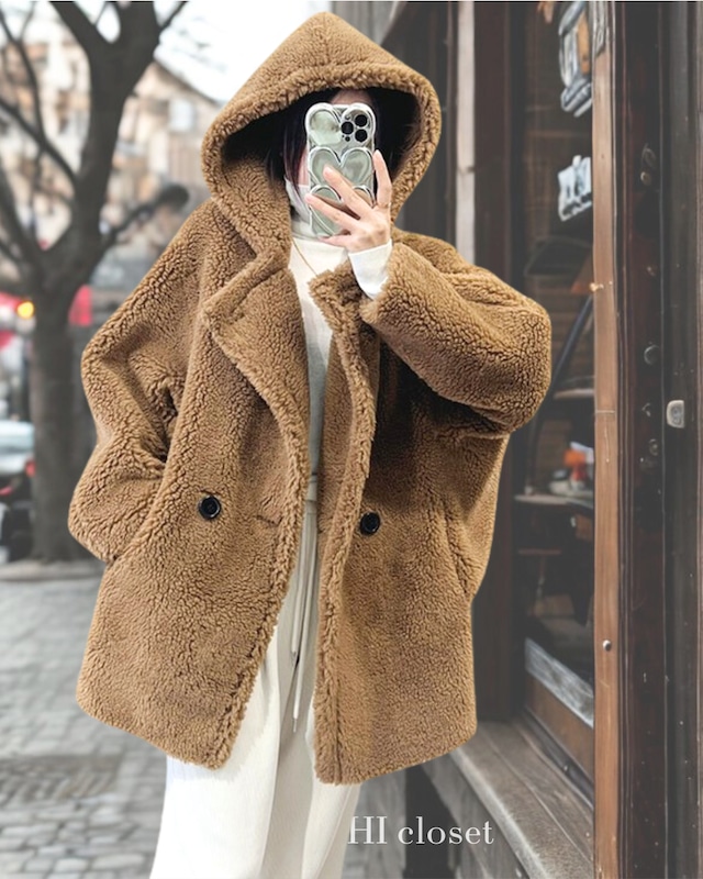 【送料無料】 着丈75cm フード付き テディベアコート ボアコート ショート丈 ボアショートコート エコファー フーディー ジャケット レディース アウターコート フェイクファー もこもこ ふわもこ ダブルボタン ゆるシルエット ブラウン グレー オフホワイト きれいめ カジュアル 韓国ファッション 大人可愛い 上品 軽アウター 秋 冬 防寒 暖かい 通勤 オフィス 体型カバー トレンド リラックス 大人カジュアル 20代 30代 40代 50代 女性 人気 着回し おしゃれ コーデ