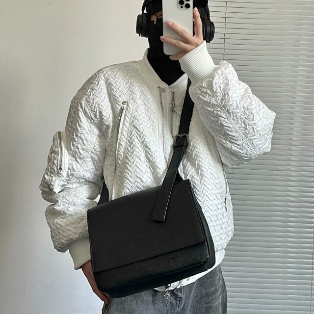 【予約販売】ショルダーバッグ シンプル レザー メンズ スクエア 黒 ブラック 斜め掛け ボディバッグ 黒 シック こなれ感 お洒落 韓国 トレンド