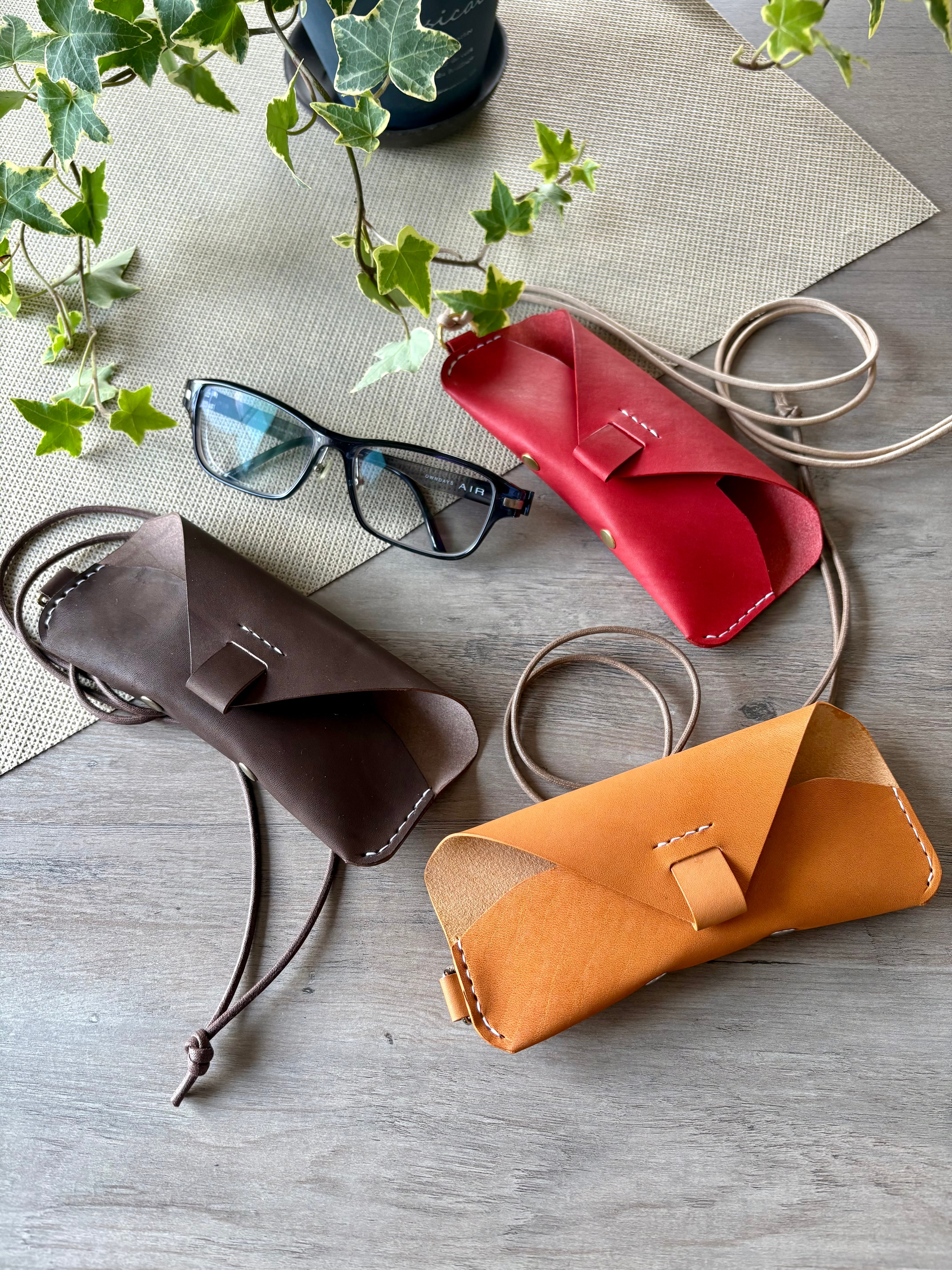 国産レザー ネックストラップ付き眼鏡ケース 首やカバンに掛けられる