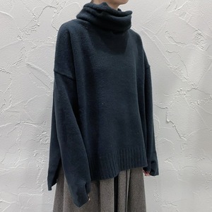 TANG off-turtle pullover with thumbholes