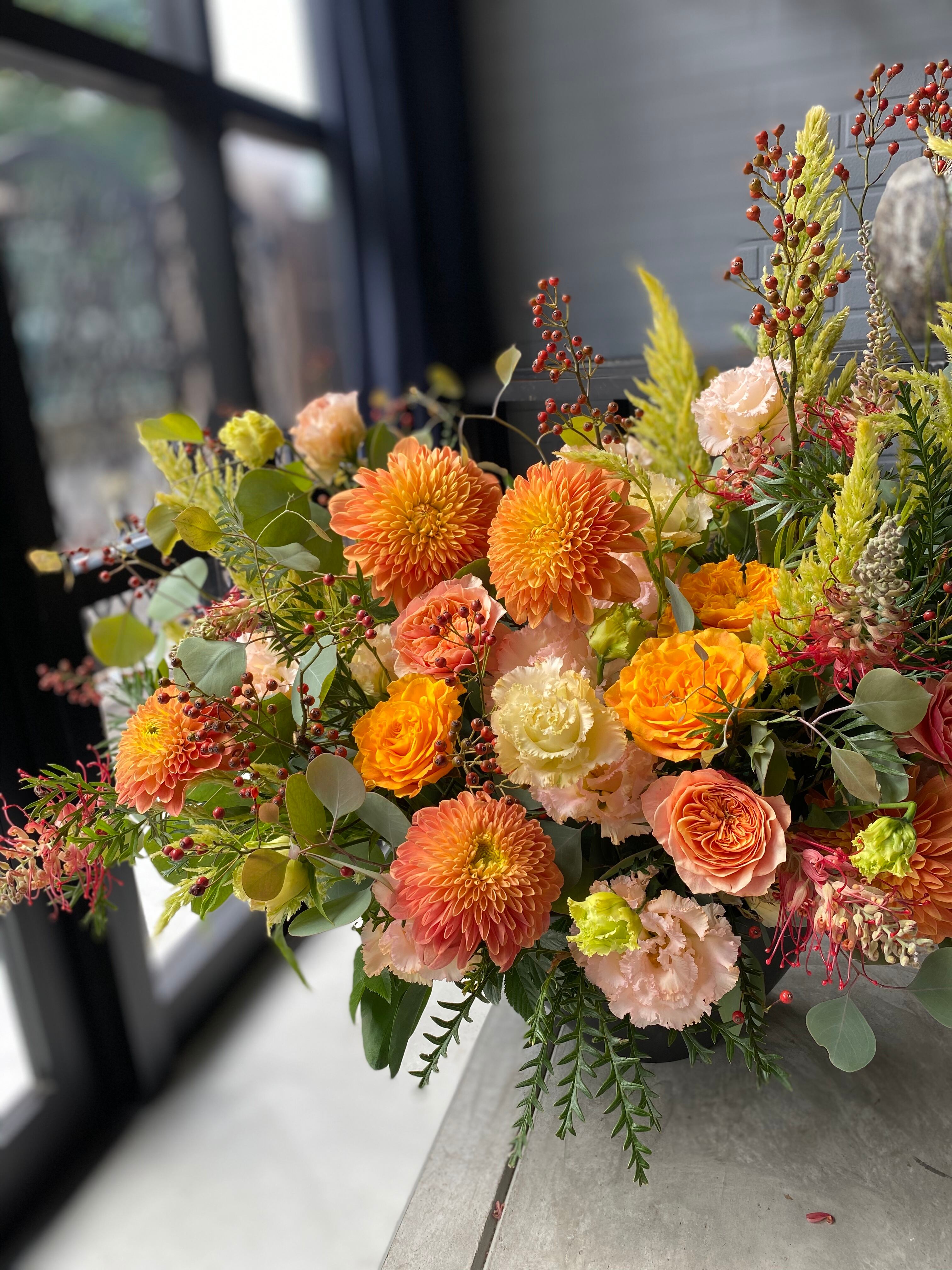 ♕*  大きめの蓮です♬  ボリューミーなシングルアレンジメント ♧* 季節のアレンジメント Lサイズ | アヴィニョンの りゅう