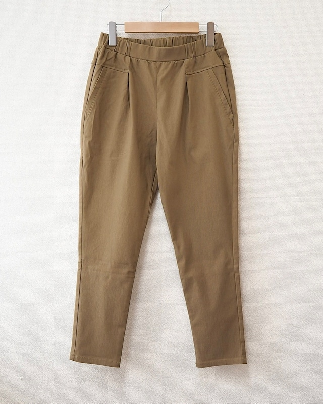 stretched trousers <khaki>