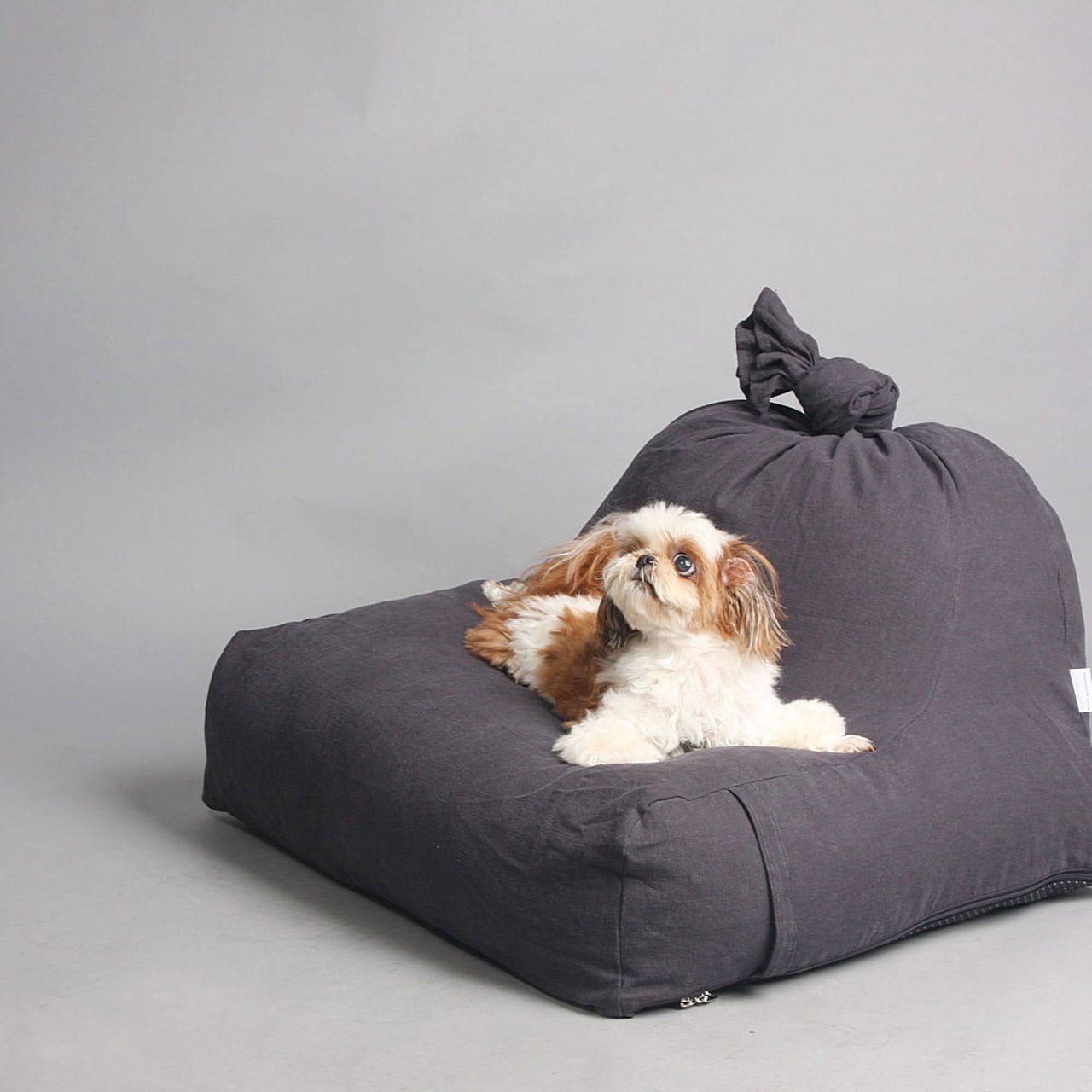 The beanbag cushion Navy / monchouchou Black Mayonneise