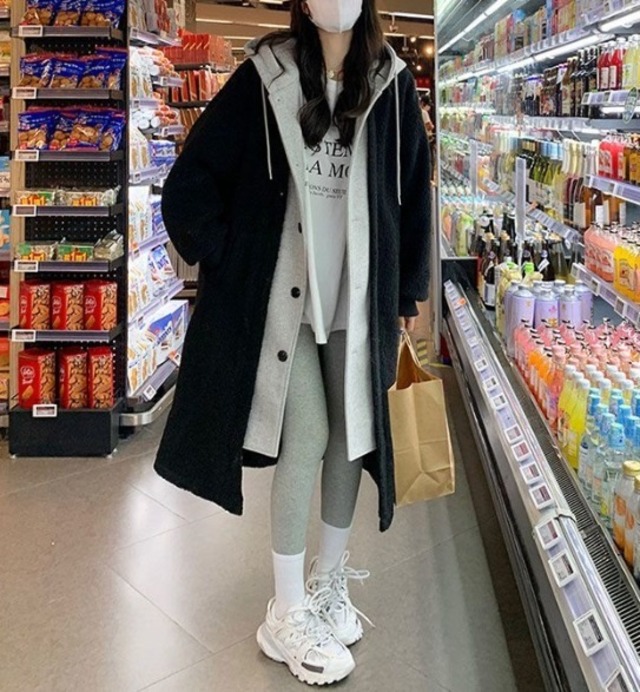 重ね着風 フード付き ロング ジャケット コート レディース トップス アウター 上着 羽織 ロング 丈長 長袖 ドロップショルダー フード ドッキング オーバーサイズ ポケット 前開き ボタン バイカラー 配色 かわいい 大人可愛い シンプル カジュアル おしゃれ こなれ感 個性的 無地 春 秋 冬 ママ 通勤 学生 学校 通学 デート お出かけ 旅行 公園 女子会 休日 暖かい 体型カバー 普段使い 着回し S M L XL 2XL 3XL 大きいサイズ ゆったり 黒 ブラック グレー アプリコット