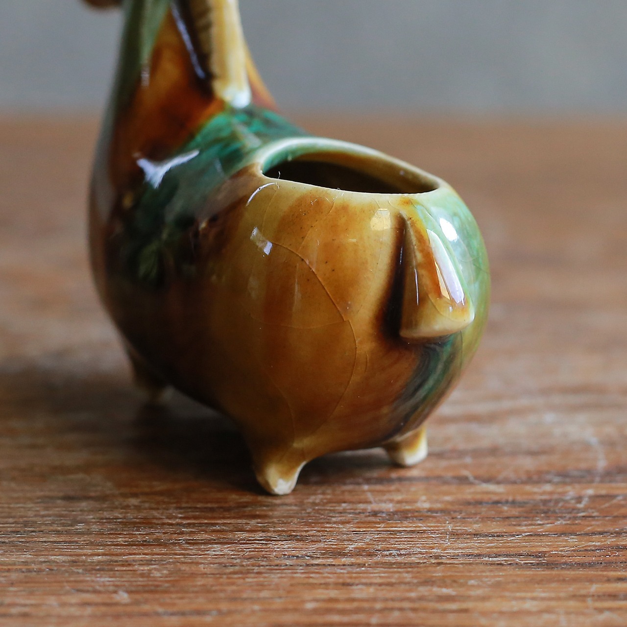 鮮やかな色味が目を引く、馬の小物入れ 1