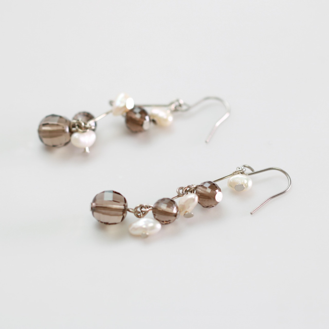 ホワイトとブラウンの色合いが最高！パール、スモーキークォーツピアス  mm1205